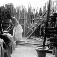 Carlos lopes bento - trabalho no quintal - 1970 -  ibo island
